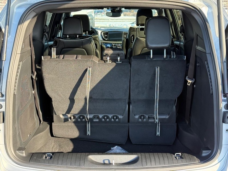 Chrysler Pacifica Vehicle Full-screen Gallery Image 7