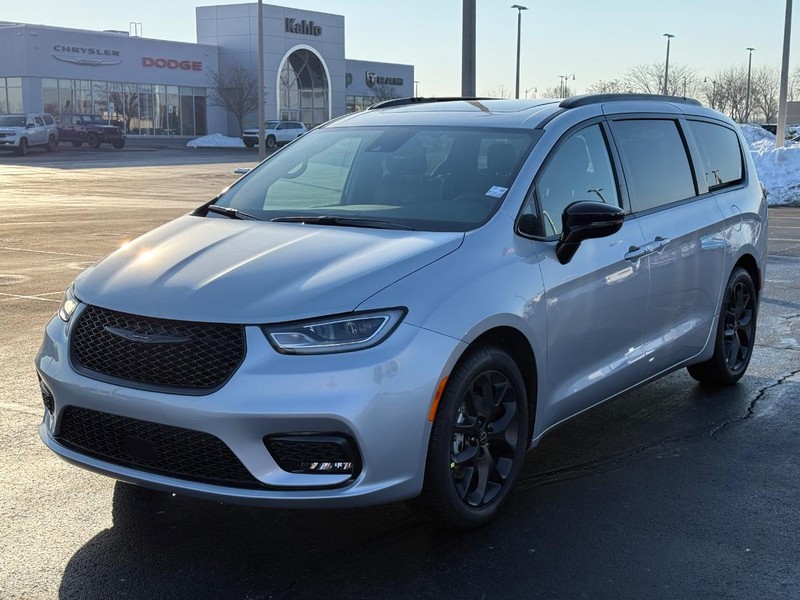 Chrysler Pacifica Vehicle Full-screen Gallery Image 9