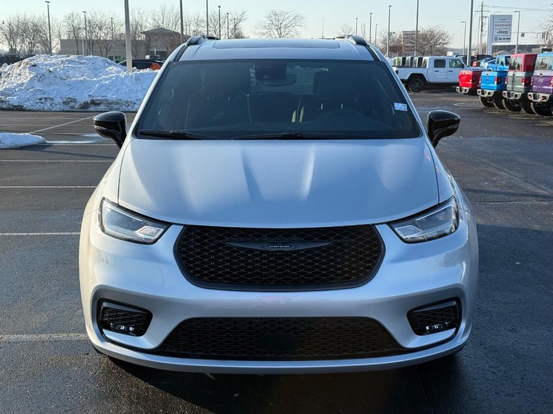 Chrysler Pacifica Vehicle Full-screen Gallery Image 10