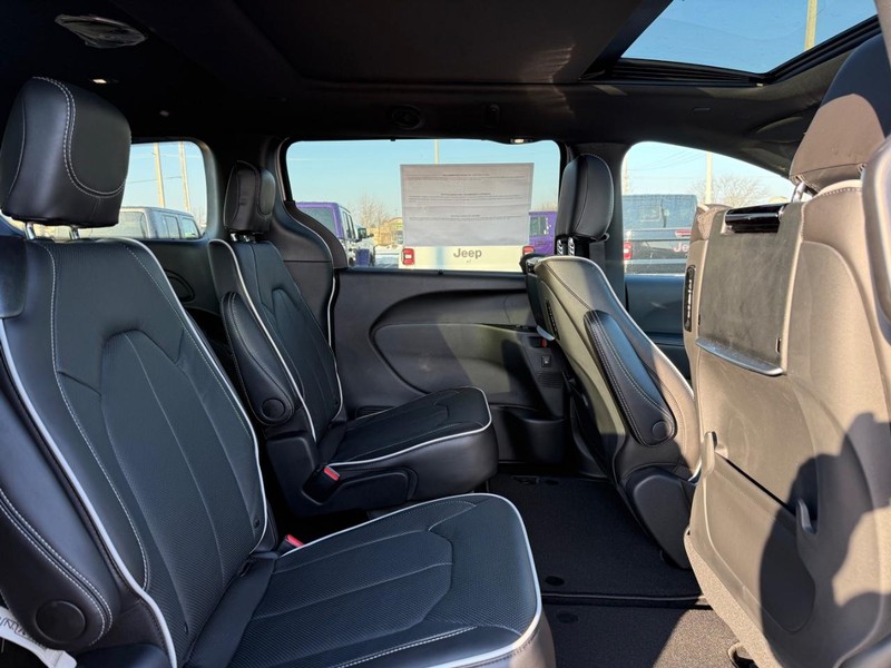 Chrysler Pacifica Vehicle Full-screen Gallery Image 11