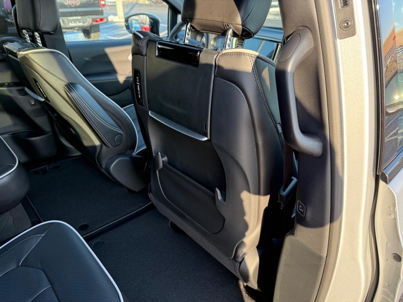 Chrysler Pacifica Vehicle Full-screen Gallery Image 12