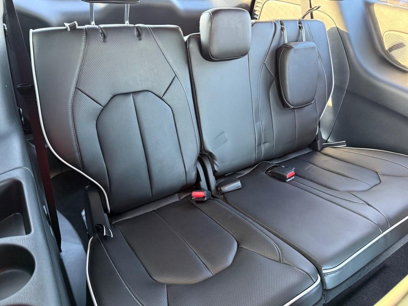 Chrysler Pacifica Vehicle Full-screen Gallery Image 13