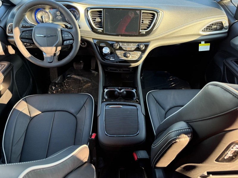 Chrysler Pacifica Vehicle Full-screen Gallery Image 15