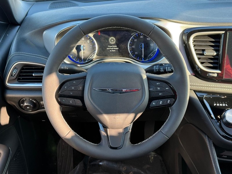 Chrysler Pacifica Vehicle Full-screen Gallery Image 16