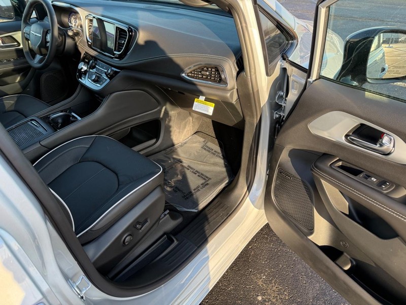 Chrysler Pacifica Vehicle Full-screen Gallery Image 17