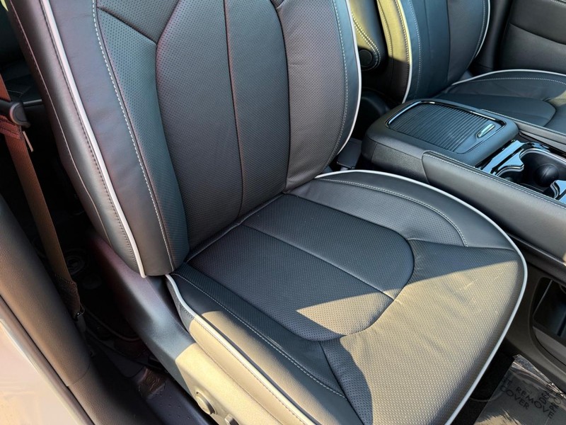 Chrysler Pacifica Vehicle Full-screen Gallery Image 18