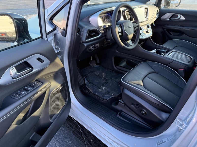 Chrysler Pacifica Vehicle Full-screen Gallery Image 19