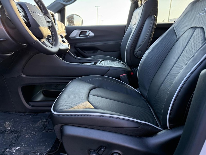 Chrysler Pacifica Vehicle Full-screen Gallery Image 20