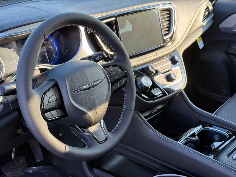 Chrysler Pacifica Vehicle Full-screen Gallery Image 21