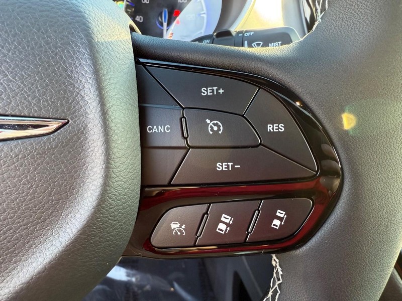 Chrysler Pacifica Vehicle Full-screen Gallery Image 23