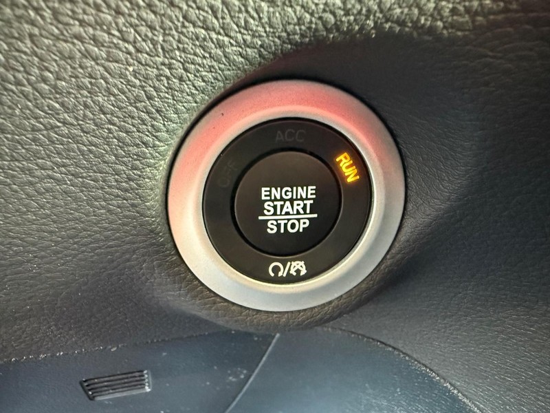 Chrysler Pacifica Vehicle Full-screen Gallery Image 24