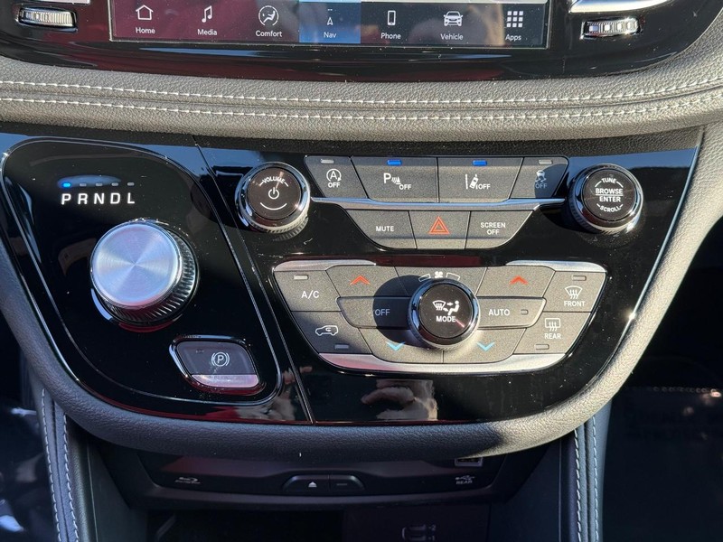 Chrysler Pacifica Vehicle Full-screen Gallery Image 27