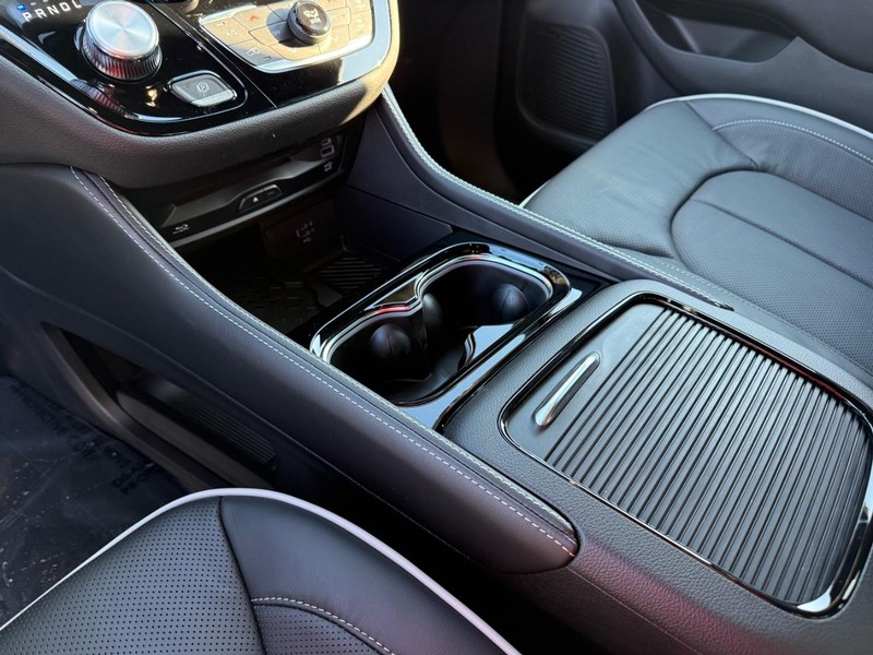 Chrysler Pacifica Vehicle Full-screen Gallery Image 28