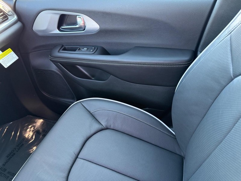 Chrysler Pacifica Vehicle Full-screen Gallery Image 29