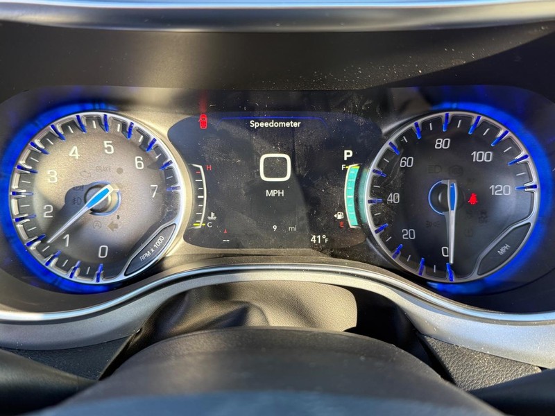 Chrysler Pacifica Vehicle Full-screen Gallery Image 30