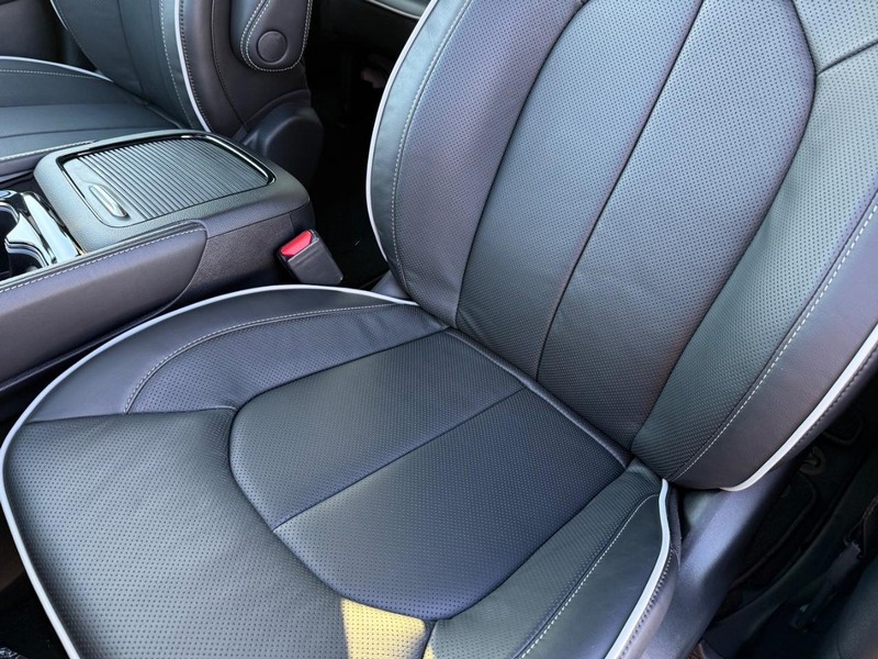 Chrysler Pacifica Vehicle Full-screen Gallery Image 32