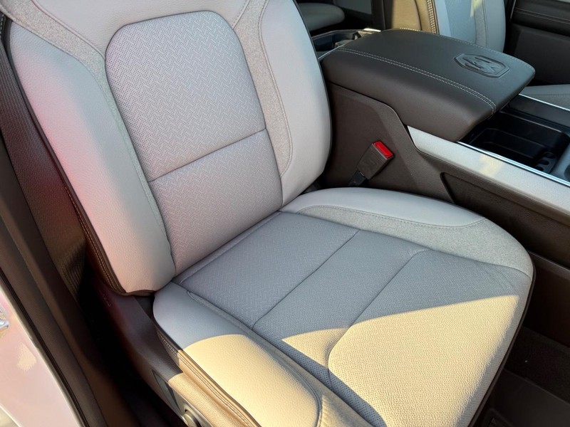 Ram 1500 Vehicle Full-screen Gallery Image 16