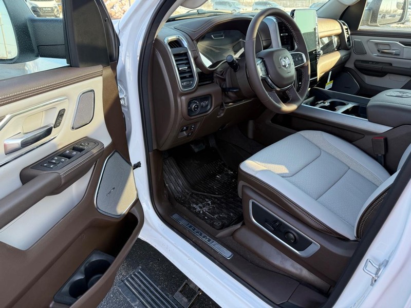 Ram 1500 Vehicle Full-screen Gallery Image 17