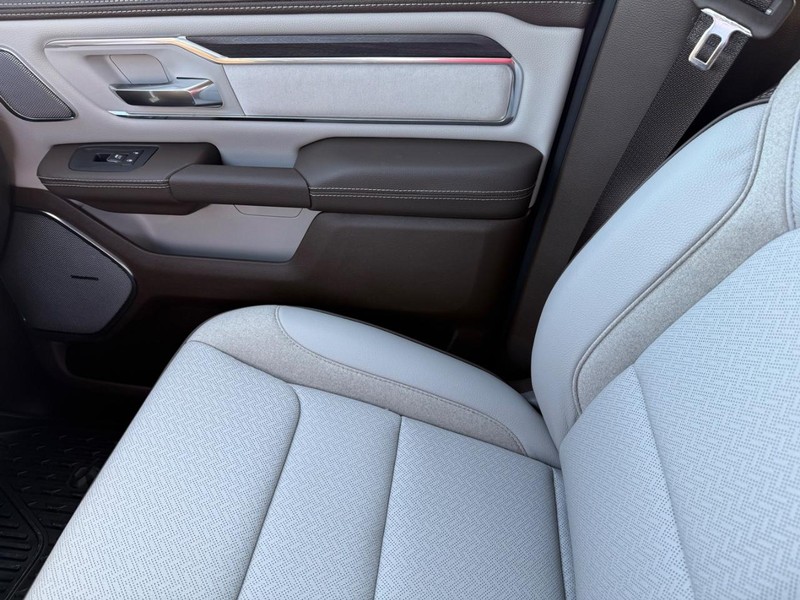 Ram 1500 Vehicle Full-screen Gallery Image 26