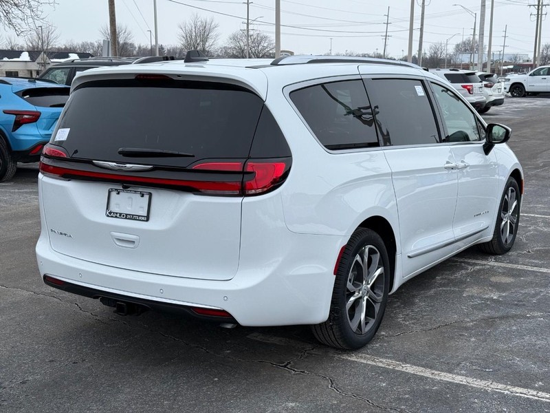 Chrysler Pacifica Vehicle Full-screen Gallery Image 3