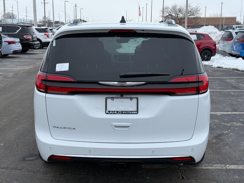 Chrysler Pacifica Vehicle Full-screen Gallery Image 4