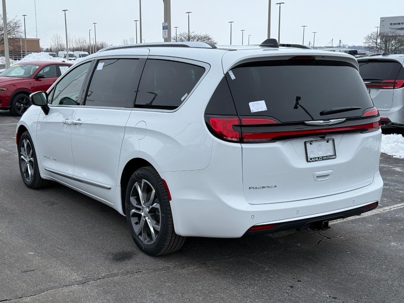 Chrysler Pacifica Vehicle Full-screen Gallery Image 5