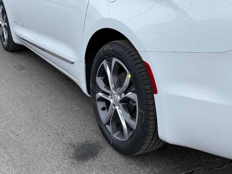 Chrysler Pacifica Vehicle Full-screen Gallery Image 6