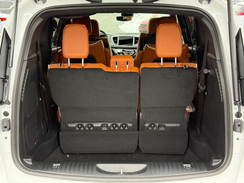 Chrysler Pacifica Vehicle Full-screen Gallery Image 7