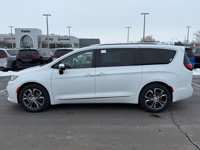 Chrysler Pacifica Vehicle Full-screen Gallery Image 9