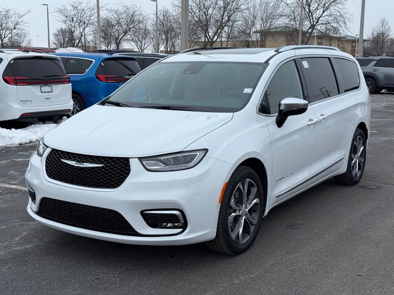 Chrysler Pacifica Vehicle Full-screen Gallery Image 10