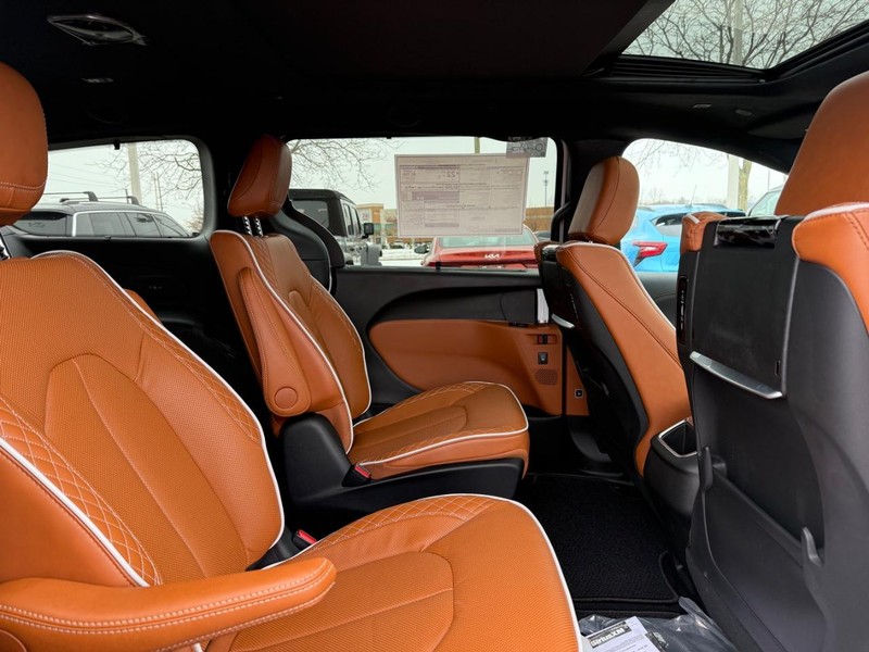 Chrysler Pacifica Vehicle Full-screen Gallery Image 12