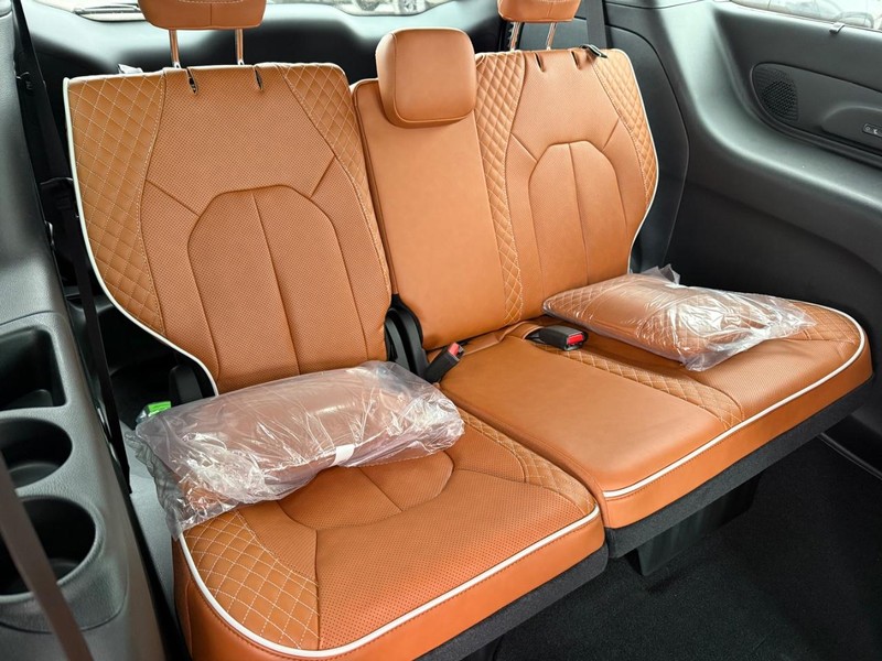 Chrysler Pacifica Vehicle Full-screen Gallery Image 14