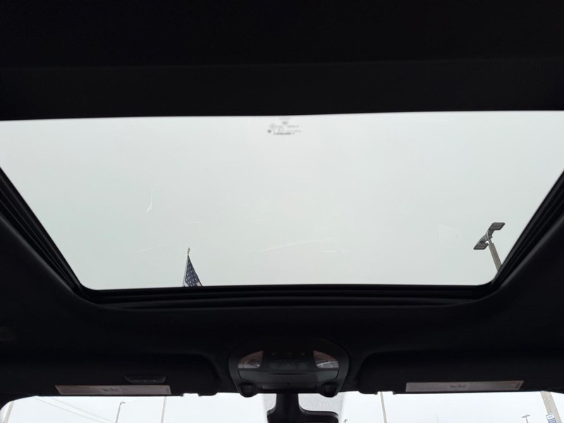 Chrysler Pacifica Vehicle Full-screen Gallery Image 15