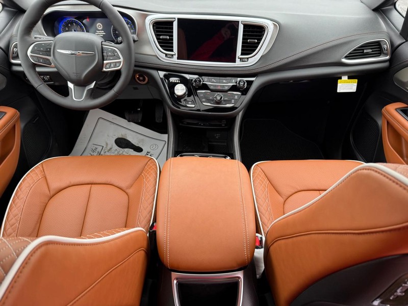 Chrysler Pacifica Vehicle Full-screen Gallery Image 16