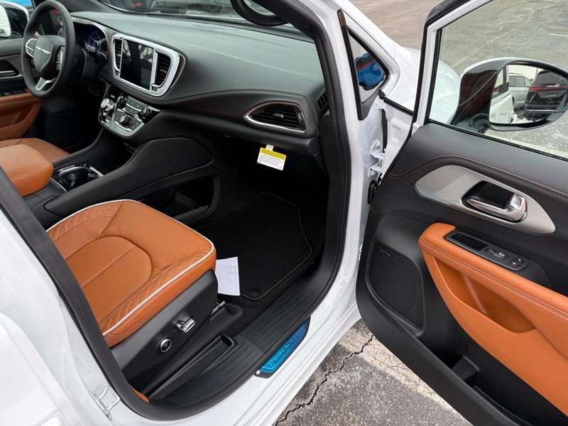 Chrysler Pacifica Vehicle Full-screen Gallery Image 18