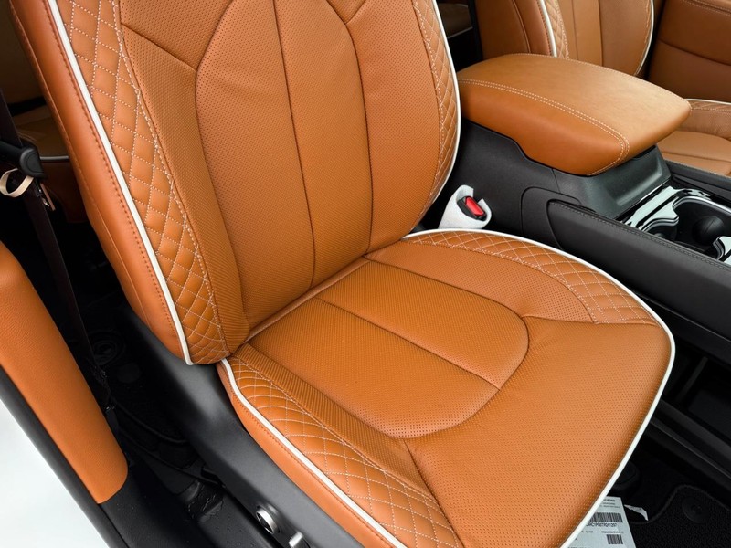 Chrysler Pacifica Vehicle Full-screen Gallery Image 19