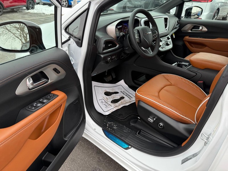 Chrysler Pacifica Vehicle Full-screen Gallery Image 20