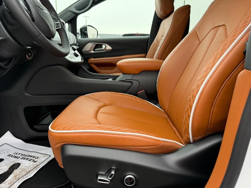 Chrysler Pacifica Vehicle Full-screen Gallery Image 21