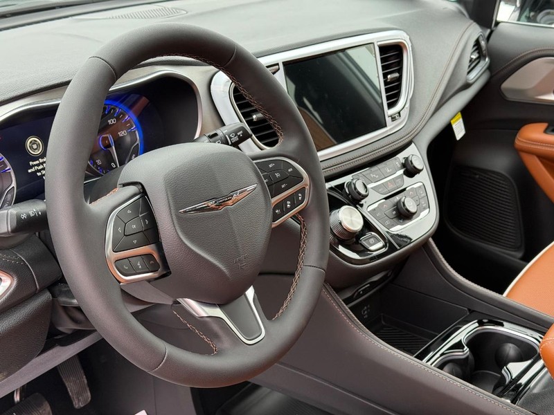 Chrysler Pacifica Vehicle Full-screen Gallery Image 22