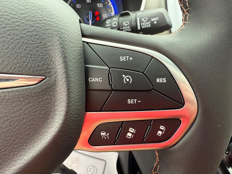 Chrysler Pacifica Vehicle Full-screen Gallery Image 24