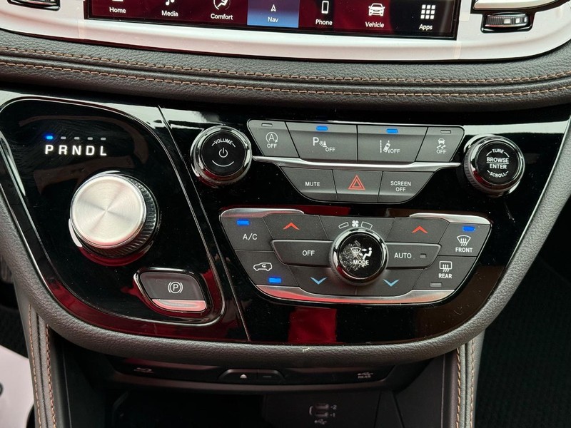 Chrysler Pacifica Vehicle Full-screen Gallery Image 28