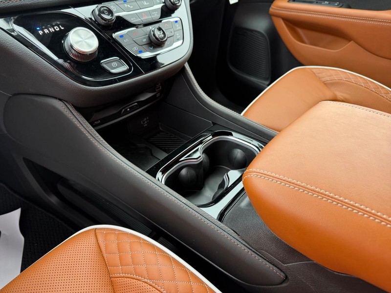 Chrysler Pacifica Vehicle Full-screen Gallery Image 29