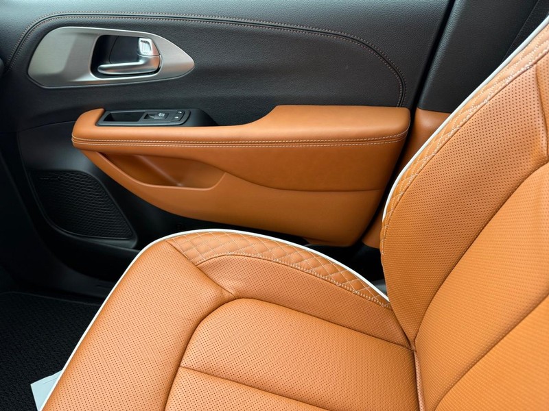 Chrysler Pacifica Vehicle Full-screen Gallery Image 30