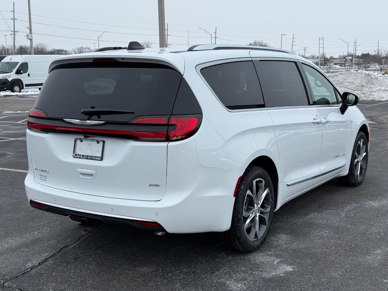 Chrysler Pacifica Vehicle Full-screen Gallery Image 3