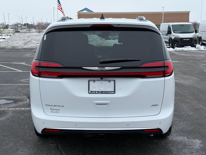 Chrysler Pacifica Vehicle Full-screen Gallery Image 4