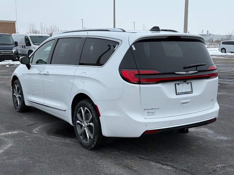 Chrysler Pacifica Vehicle Full-screen Gallery Image 5