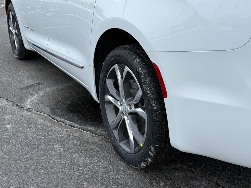 Chrysler Pacifica Vehicle Full-screen Gallery Image 6