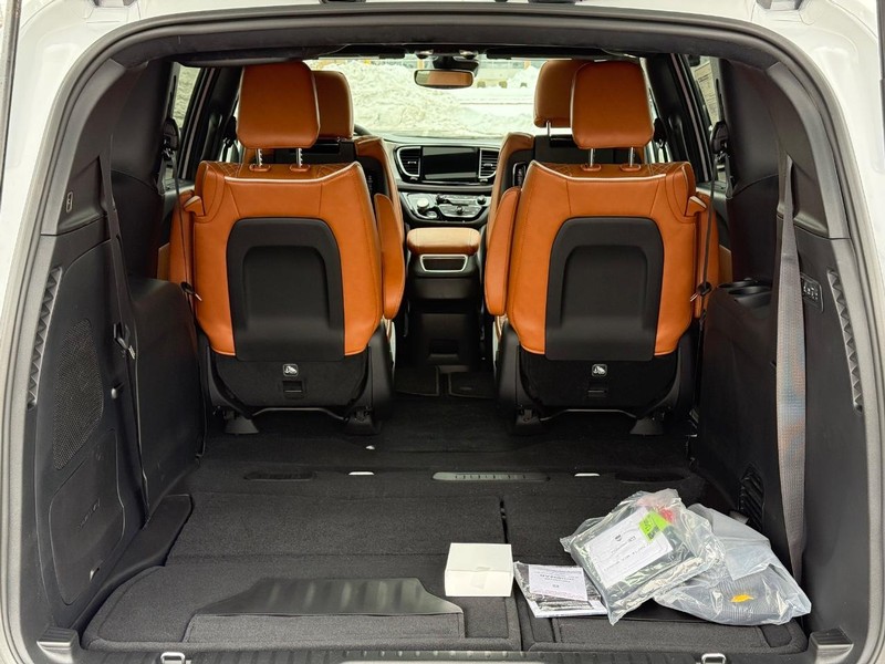 Chrysler Pacifica Vehicle Full-screen Gallery Image 7