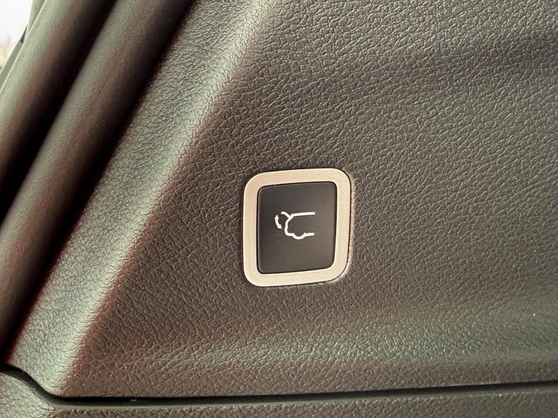 Chrysler Pacifica Vehicle Full-screen Gallery Image 8