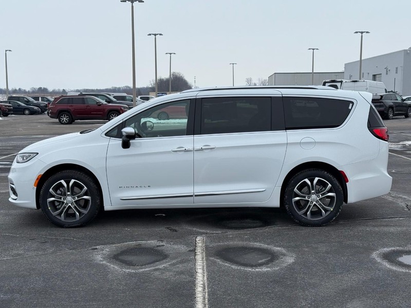 Chrysler Pacifica Vehicle Full-screen Gallery Image 9